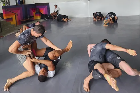 Bjj training in Florianopolis Brazil<br />
Train as much as you can!<br />
Unlimited daily Brazilian Jiu Jitsu training