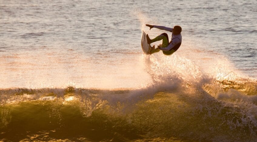 Foto Do Homem Surfando Durante O Dia Eac8jPU2XPs