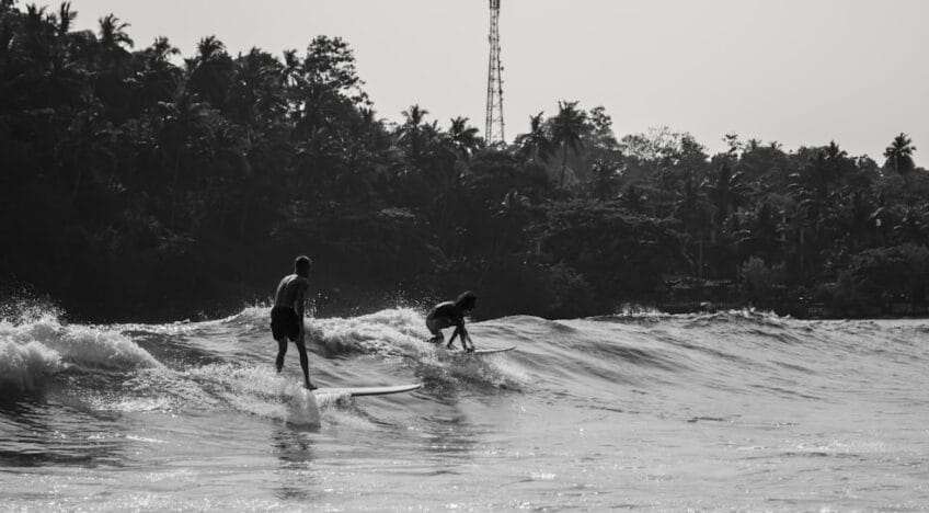 Surfistas Surfam Ondas Em Uma Fotografia Em Preto E Branco 8HJaFx0pnS4