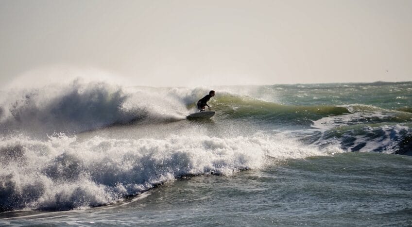 Uma Pessoa Surfando Uma Onda Em Cima De Uma Prancha De Surf 0v1lOJZasNQ