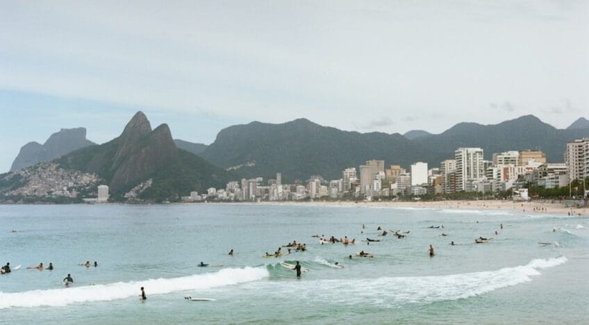 Um Grupo De Pessoas Surfando No Mar URoE1ahw7wc