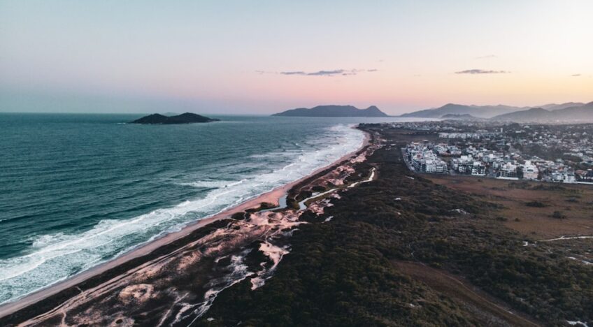 Uma Praia Com Uma Cidade Por Ela WGVNqVNsC 8