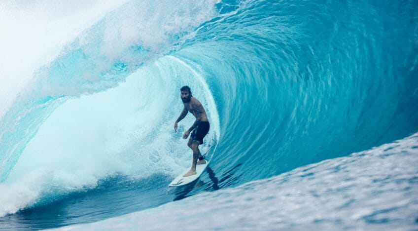 Surfista Anda Dentro De Um Enorme Tubo De Ondas Oceanicas GIra7Fjkrdo